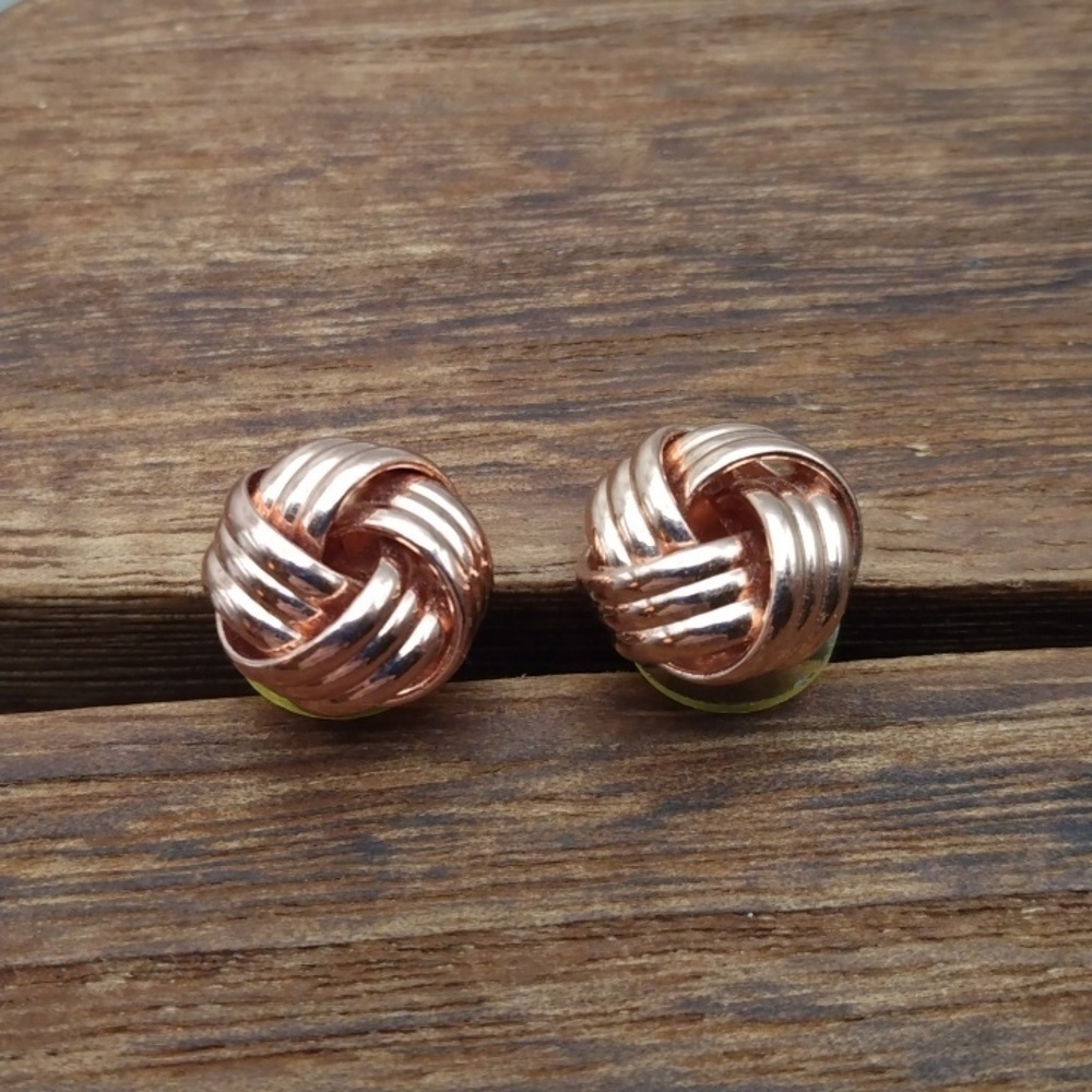 Rose gold tone knot earrings E222